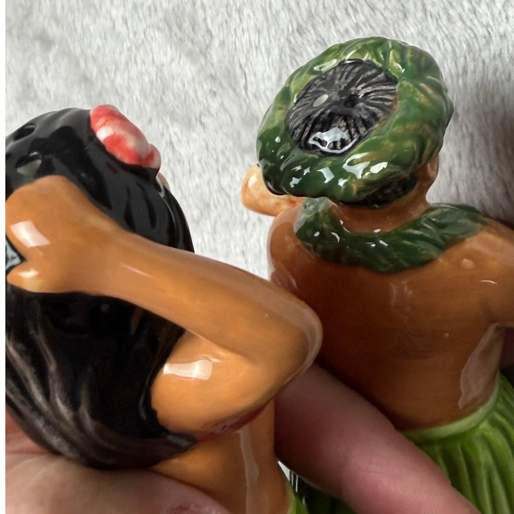 VINTAGE Hawaiian Hula Dancer Couple Salt Pepper Shakers Ceramic Tropical‎ Decor